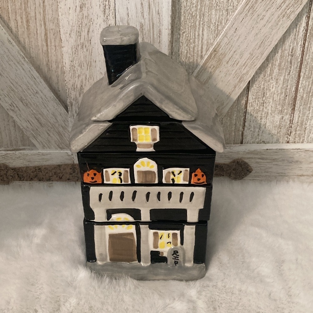 10 Strawberry Street Haunted House Measuring Cups